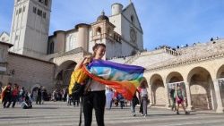Das Ziel des Friedensmarschs: Der italienische Wallfahrtsort Assisi. Von Perugia aus sind tausende Menschen hierher gelaufen. Eine Teilnehmerin hält eine Friedensflagge in der Hand (Agenturbild)