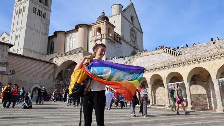 Das Ziel des Friedensmarschs: Der italienische Wallfahrtsort Assisi. Von Perugia aus sind tausende Menschen hierher gelaufen. Eine Teilnehmerin hält eine Friedensflagge in der Hand (Agenturbild)