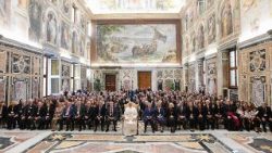 Pāvests tiekas ar kardinālam Rafaelam Merī del Valam veltīto studiju dalībniekiem