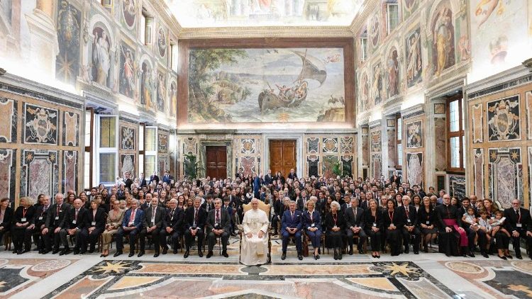 Pāvests tiekas ar kardinālam Rafaelam Merī del Valam veltīto studiju dalībniekiem