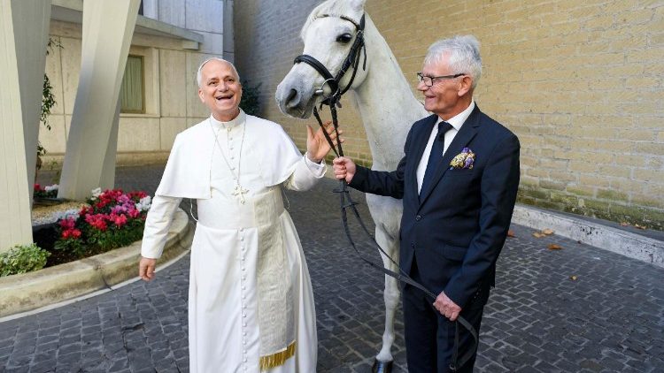 Il Papa ha ricevuto in dono un cavallo bianco