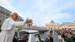 Il Papa in piazza per udienza, fedeli fino alla Conciliazione