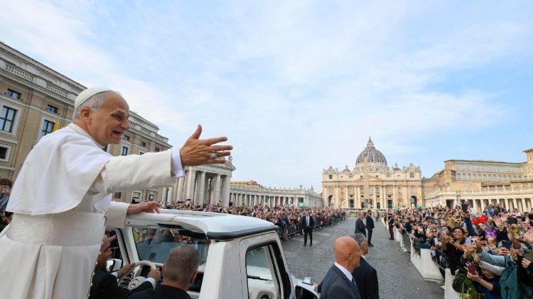 Il Papa in piazza per udienza, fedeli fino alla Conciliazione