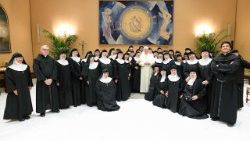 Leó pápa a Mexikói Föderáció ágostonrendi rekollektus nővéreit fogadja a VI. Pál aula kistermében