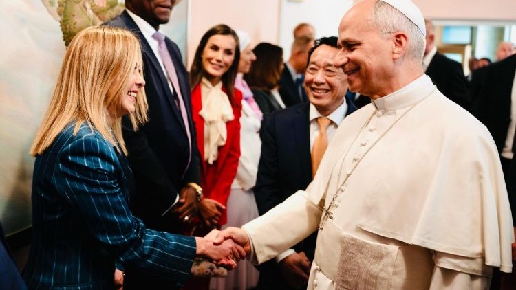 Papa Leo XIV akisalimiana na viongozi wa Jumuiya ya Kimataifa