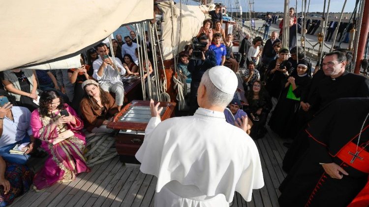 البابا في أوستيا على متن "سفينة السلام" الخاصة بالشباب