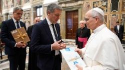 Leó pápa az olaszországi Nemzeti Uzsoraellenes Tanács tagjainak köszöntését fogadja