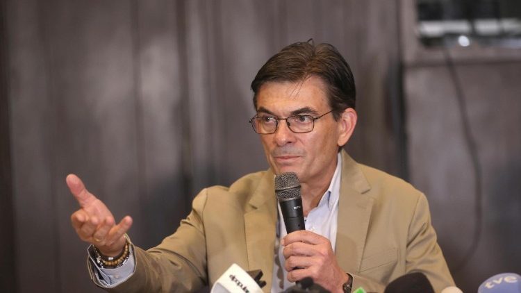 Der neu gewählte bolivianische Präsident Rodrigo Paz bei einer Pressekonferenz