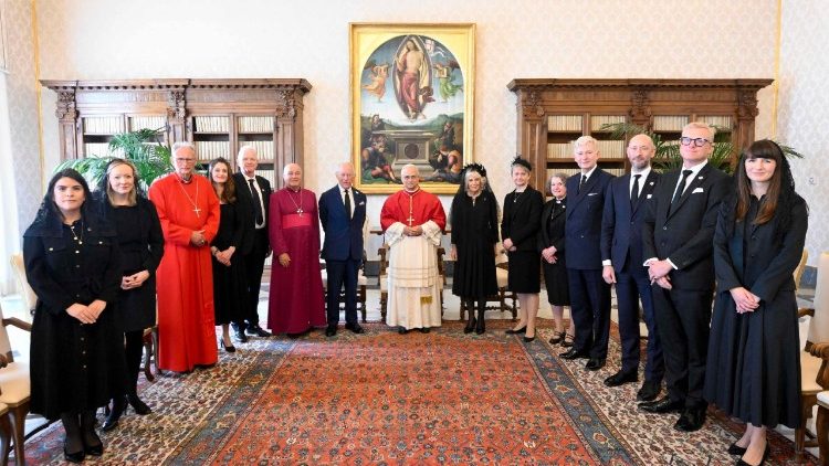 III. Károly király és Kamilla királyné, kíséretükkel Leó pápánál