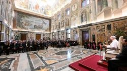 संत पापा लियो 14वें  विवाह और परिवार पर अध्ययन हेतु परमधर्मपीठीय जॉन पॉल द्वितीय धर्मशास्त्रीय संस्थान के संकाय सदस्यों और छात्रों  के साथ