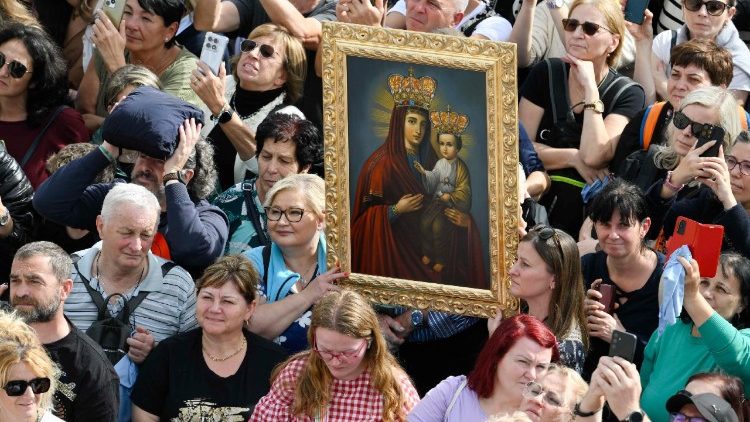 Vjernici na Trgu svetoga Petra sa slikom Blažene Djevice Marije