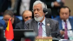 O primeiro-ministro de Timor-Leste, Kay Rala Xanana Gusmão, ouve o discurso de abertura durante a 28ª Cúpula da ASEAN Mais Três em Kuala Lumpur, Malásia, 27 de outubro de 2025.