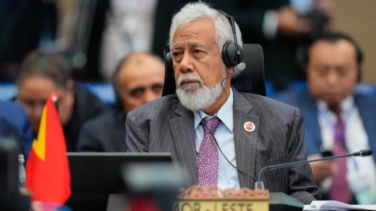 O primeiro-ministro de Timor-Leste, Kay Rala Xanana Gusmão, ouve o discurso de abertura durante a 28ª Cúpula da ASEAN Mais Três em Kuala Lumpur, Malásia, 27 de outubro de 2025.