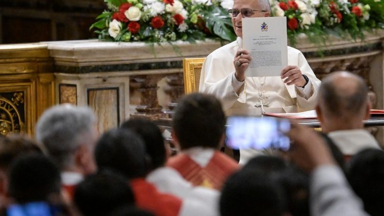 Leó pápa felmutatja az éppen aláírt új apostoli levelét a pápai egyetemek hallgatóinak bemutatott szentmiséje elején