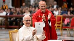 पोप लियो 14वें ने की ग्राविसिमुम एदुकासियोनिस की 60वीं वर्षगाँठ मनाने के अवसर पर एक प्रेरितिक पत्र पर हस्ताक्षर 