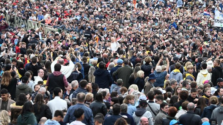 Tenger nép Leó pápa körül  