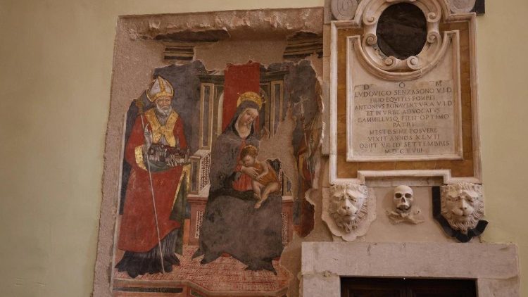 Foto do interior da Basílica de São Bento em Nórcia restaurada após o terremoto, Norcia, 30 de outubro de 2025. ANSA/GIANLUIGI BASILIETTI