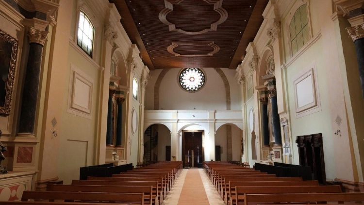 Foto do interior da Basílica de São Bento em Nórcia restaurada após o terremoto, Norcia, 30 de outubro de 2025. ANSA/GIANLUIGI BASILIETTI