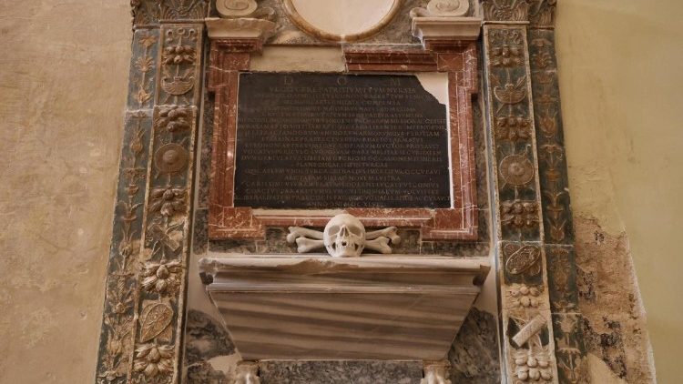 Foto do interior da Basílica de São Bento em Nórcia restaurada após o terremoto, Norcia, 30 de outubro de 2025. ANSA/GIANLUIGI BASILIETTI