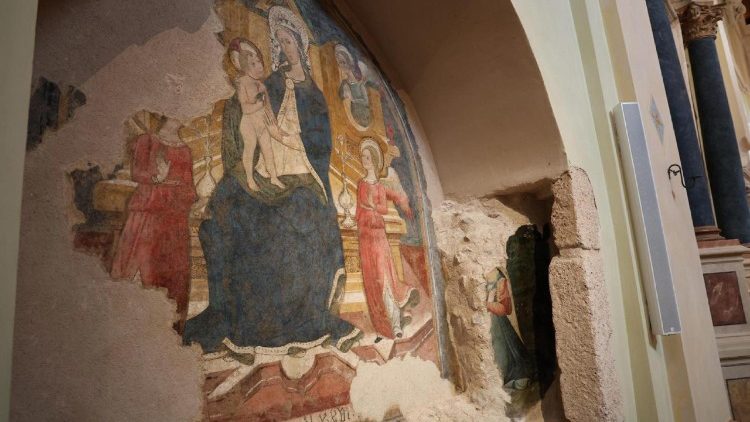 Foto do interior da Basílica de San Benedetto em Norcia restaurada após o terremoto, Norcia, 30 de outubro de 2025. ANSA/GIANLUIGI BASILIETTI