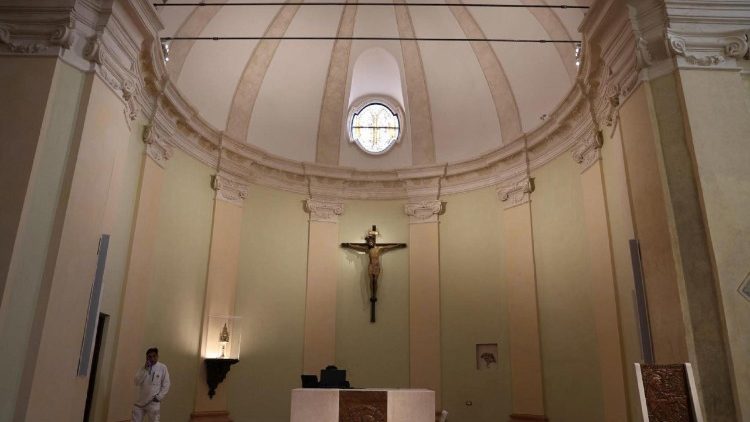 Foto do interior da Basílica de São Bento em Nórcia restaurada após o terremoto, Norcia, 30 de outubro de 2025. ANSA/GIANLUIGI BASILIETTI