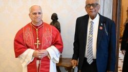 ലിയൊ പതിനാലാമൻ പാപ്പായും ഫീജിയുടെ രാഷ്ട്രപതി രാത്തു നയിക്കമ തവ്വക്കെകൊലാത്തി ലലബലവും (Ratu Naiqama Tawakecolati Lalabalavu), വത്തിക്കാനിൽ, 30/10/25