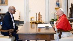 फिजी के राष्ट्रपति रातू नाइकामा तवाकेकोलाती लालाबालावु से मुलाकात करते हुए पोप लियो 14वें