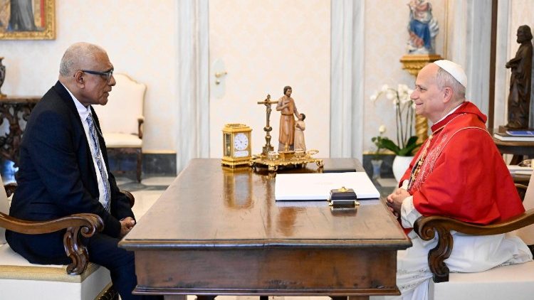 फिजी के राष्ट्रपति रातू नाइकामा तवाकेकोलाती लालाबालावु से मुलाकात करते हुए पोप लियो 14वें