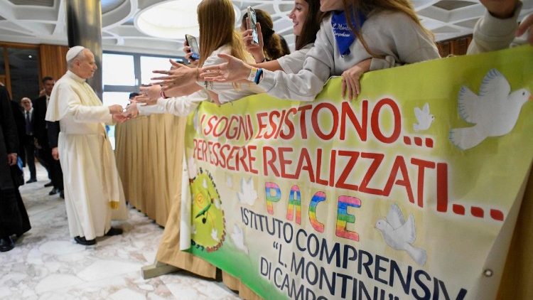 Diákok a VI. Pál aula bejáratánál köszöntik Leó pápát