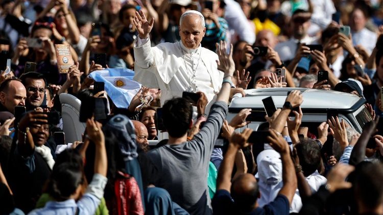 البابا للمربين: التعليم يتطلَّب المحبة!