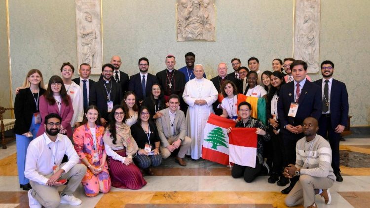 अंतर्राष्ट्रीय युवा सलाहकार निकाय के सदस्यों से वाटिकन में मुलाकात करते हुए पोप लियो 14वें