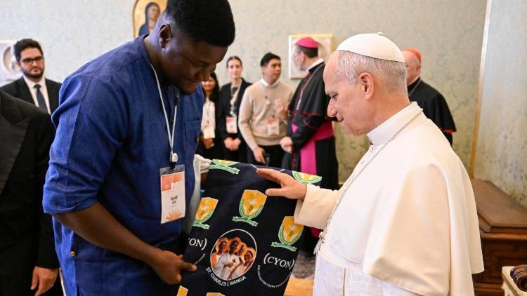 लैटिन अमेरिका और कैरिबियन के काथलिक विश्वविद्यालयों के संगठन के सदस्यों से मुलाकात करते हुए संत पापा लियो 14वें