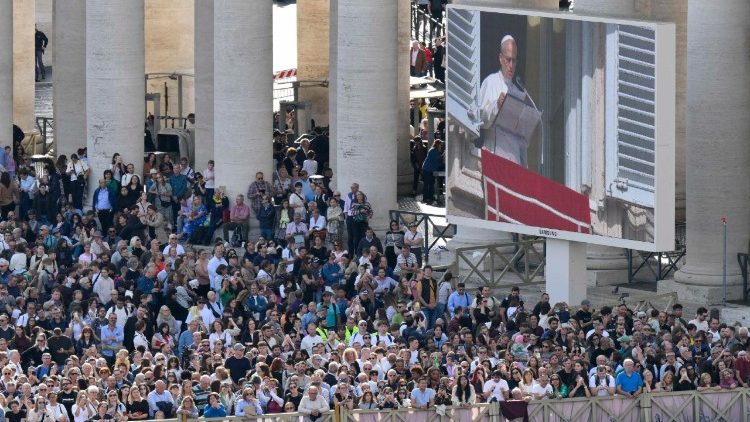Паломники на площади Святого Петра (2 ноября 2025 г.)