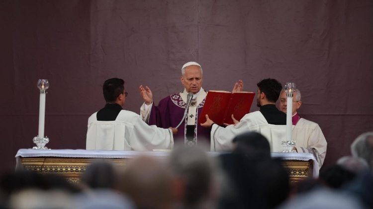 البابا لاوُن الرابع عشر يترأس في مقبرة فيرانو في روما قداسا إلهيا لمناسبة تذكار جميع الموتى المؤمنين ٢ تشرين الثاني نوفمبر ٢٠٢٥ 