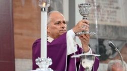 पोप लियो 14वें ख्रीस्तयाग अर्पित करते हुए