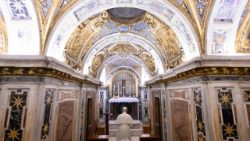 Papa Leon al XIV-lea, în Grotele Bazilicii San Pietro, în rugăciune pentru predecesorii săi (duminică, 2 noiembrie, la întoarcerea de la Cimitirul Verano)
