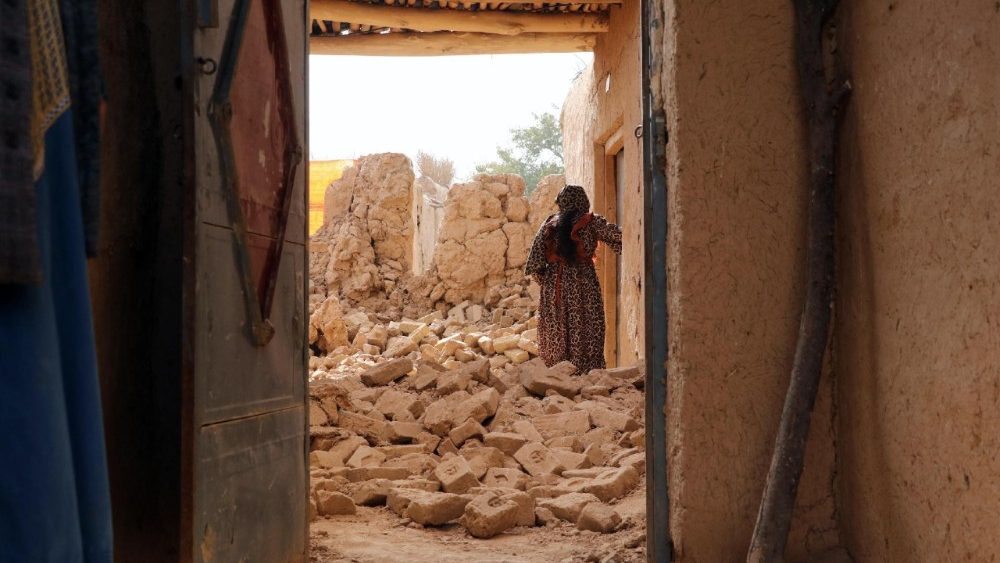 Uma moradora permanece em meio aos escombros de sua habitação após um terremoto em Mazar-e-Sharif, Afeganistão, em 3 de novembro de 2025. EPA/NAJIB FARYAD