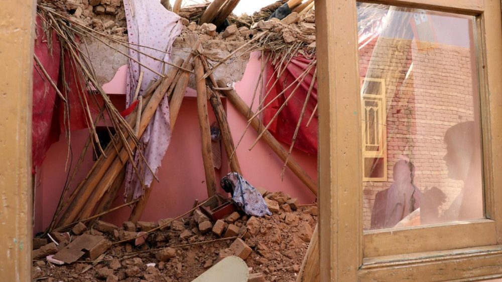 Um prédio parcialmente desabado após um terremoto em Mazar-e-Sharif, Afeganistão, em 3 de novembro de 2025. EPA/NAJIB FARYAD