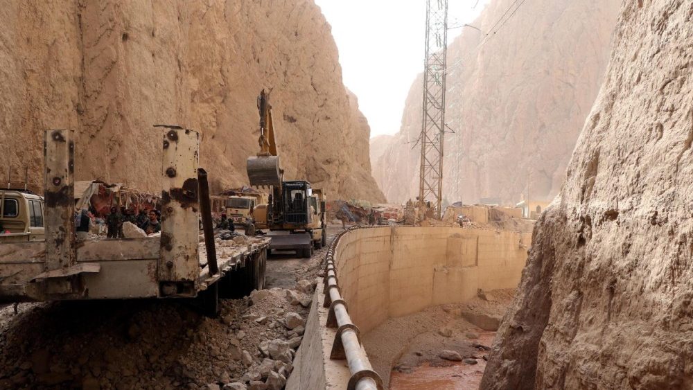 Uma escavadeira é usada para remover os escombros após um terremoto em Mazar-e-Sharif, Afeganistão, em 3 de novembro de 2025. . EPA/NAJIB FARYAD