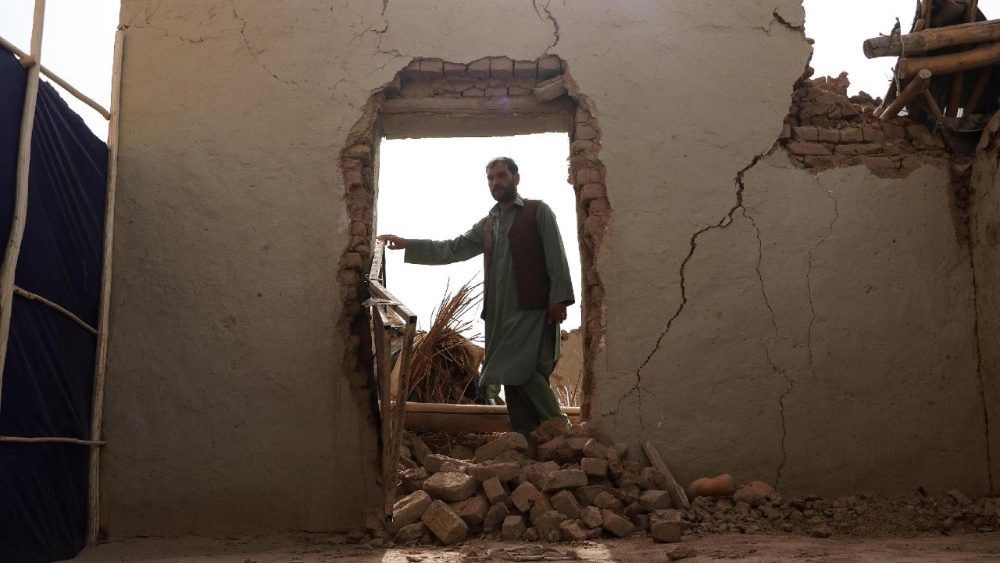 Morador inspeciona uma estrutura danificada após um terremoto em Mazar-e-Sharif, Afeganistão, em 3 de novembro de 2025.