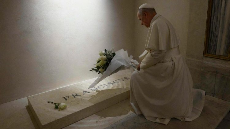 இறைபதமடைந்த திருத்தந்தை பிரான்சிஸ் அவர்களின் கல்லறையில் திருத்தந்தைலியோ அவர்கள்  இறைவேண்டல் 