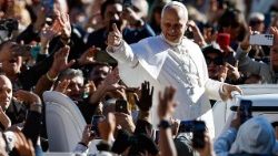 Il Papa a Piazza S. Pietro, giro in papamobile prima di udienza