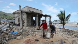  Una casa distrutta dal tifone Kalmaegi a Phu My, provincia di Gia Lai, Vietnam centrale