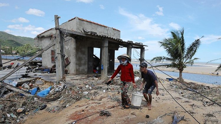  Una casa distrutta dal tifone Kalmaegi a Phu My, provincia di Gia Lai, Vietnam centrale