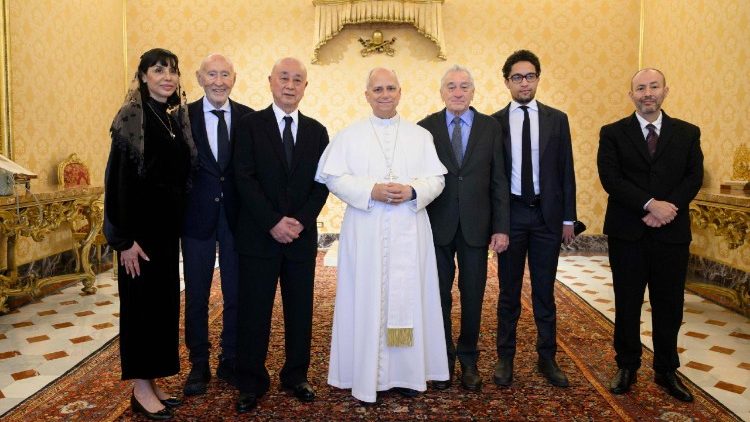 Leó pápa Robert de Niroval, a színész gyermekeivel és üzlettársaival