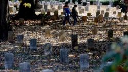 Besucher auf einem historischen Friedhof in Atlanta an diesem Dienstag