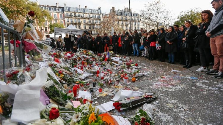 Le 16 novembre 2013, des milliers de parisiens rendent hommage aux victimes des attentats terroristes
