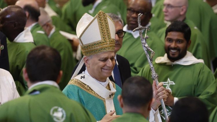 Tanti fedeli per la messa, il Papa saluta quelli in piazza