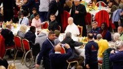 संत पापा लियो ने गरीबों के साथ दोपहर का भोजन किया