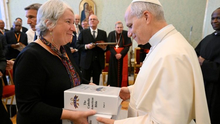 Az amerikai katolikus Bibliát kapja ajándékba Leó pápa  
